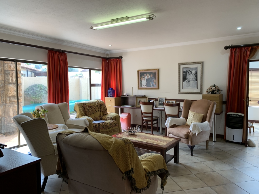 5 Bedroom Property for Sale in Birdwood Estate North West